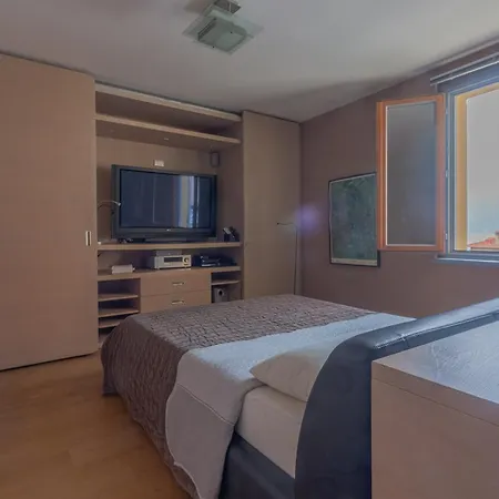 Fontana Penthouse Feriehus Varenna